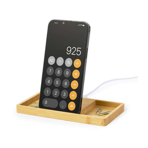 Cargador organizador inalámbrico 15W fabricado en bambú. Con función soporte para smartphone y compartimentos extra para objetos, compatible con dispositivos equipados con tecnología de carga inalámbrica. Amplia superficie de marcaje y presentado en caja individual de diseño kraft. Disponible manual de instrucciones en español e inglés.Materiales como el bambú fomentan la utilización de materias primas naturales, reduciendo las emisiones contaminantes. Proviene de una planta de gran resistencia y versatilidad, con crecimiento y regeneración rápidos, siendo una excelente alternativa al uso de madera tradicional.Fabricado conforme a los estándares RoHS y en cumplimiento con los siguientes requisitos de seguridad:Sistema de protección contra sobrecalentamiento.Sistema de protección contra sobrecarga.Sistema de bloqueo para evitar cortocircuitos.