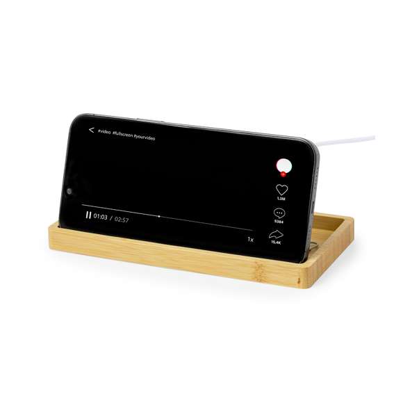 Cargador organizador inalámbrico 15W fabricado en bambú. Con función soporte para smartphone y compartimentos extra para objetos, compatible con dispositivos equipados con tecnología de carga inalámbrica. Amplia superficie de marcaje y presentado en caja individual de diseño kraft. Disponible manual de instrucciones en español e inglés.Materiales como el bambú fomentan la utilización de materias primas naturales, reduciendo las emisiones contaminantes. Proviene de una planta de gran resistencia y versatilidad, con crecimiento y regeneración rápidos, siendo una excelente alternativa al uso de madera tradicional.Fabricado conforme a los estándares RoHS y en cumplimiento con los siguientes requisitos de seguridad:Sistema de protección contra sobrecalentamiento.Sistema de protección contra sobrecarga.Sistema de bloqueo para evitar cortocircuitos.