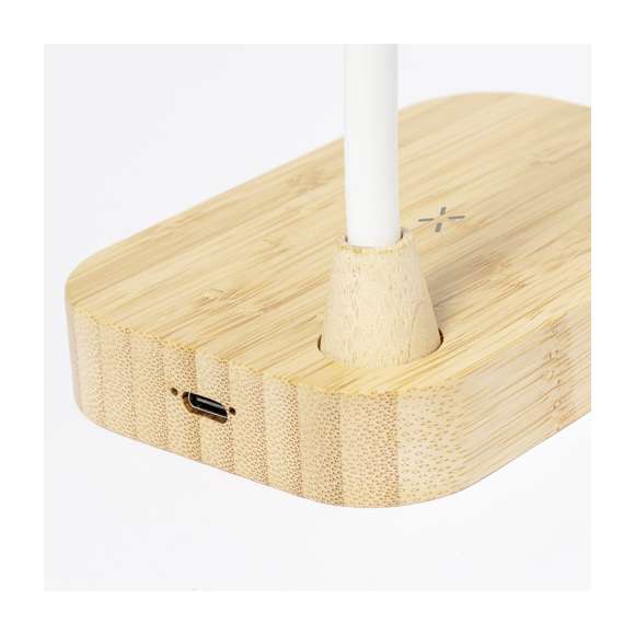 Lámpara cargador fabricada en resistente bambú. Con cargador inalámbrico 15W integrado y lámpara de 12 LEDs, mástil flexible y 3 posiciones de iluminación (cálida, fría y media), además de regulador de intensidad de la luz. Compatible con dispositivos móviles de carga inalámbrica, con cable cargador Tipo C y presentada en una atractiva caja de diseño kraft. Disponible manual de instrucciones en español e inglés.Materiales como el bambú fomentan la utilización de materias primas naturales, reduciendo las emisiones contaminantes. Proviene de una planta de gran resistencia y versatilidad, con crecimiento y regeneración rápidos, siendo una excelente alternativa al uso de madera tradicional.Fabricada conforme a los estándares RoHS y en cumplimiento con los siguientes requisitos de seguridad:Sistema de protección contra sobrecalentamiento.Sistema de protección contra sobrecarga.Sistema de bloqueo para evitar cortocircuitos.
