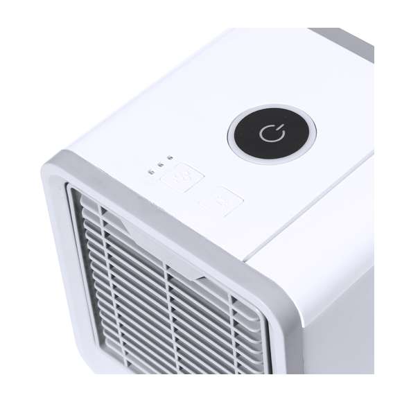 Mini dispositivo portátil de aire acondicionado para enfriar y purificar el aire. Al ser pequeño y ligero, es fácilmente transportable. Ventilador con tres velocidades a elegir (alta, media, baja). Incluye un depósito de agua de gran capacidad -700 ml-, con posibilidad de añadir cubitos de hielo para conseguir un aire más fresco alrededor. Se conecta a la corriente eléctrica a través de un cable de alimentación USB -incluido- y viene presentado individualmente en caja de diseño kraft. Disponible manual de instrucciones en español e inglés.