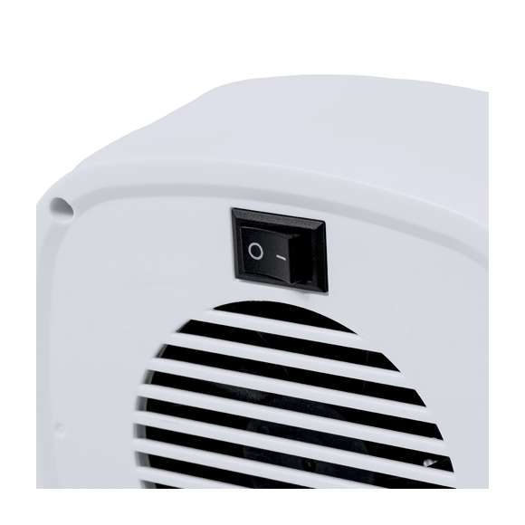Práctico mini calefactor, eficaz para combatir el frío. Con una potencia de 600W y compatible con corriente alterna de 220V-240V, este dispositivo es el aliado perfecto para espacios pequeños. Su diseño portátil y elegante lo convierte en un complemento ideal para cualquier entorno. Presentado en caja de diseño kraft.