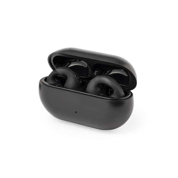 Auriculares open ear con conexión Bluetooth 5.3 y función manos libres. Diseñados para ajustarse perfectamente a las orejas con su práctico clip, ofreciendo una experiencia auditiva sin molestias. Botón de control táctil integrado en el auricular, con base de carga a juego y batería de 200 mAh, con conexión Tipo C y cable de carga incluido. Presentados en caja individual de diseño kraft, con manual de instrucciones en español e inglés.Fabricados conforme a los estándares RoHS y en cumplimiento con los siguientes requisitos de seguridad:Sistema de protección contra sobrecalentamiento.Sistema de protección contra sobrecarga.Sistema de bloqueo para evitar cortocircuitos.