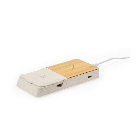 Completo cargador inalámbrico 15W con soporte fabricado en combinación de caña de trigo y bambú. Diseñado para la carga simultánea del smartphone o smartwatch, y auriculares, tanto de forma inalámbrica como a través de su puerto Tipo C: una estación de carga todo en uno, versátil y con soporte para smartphone o tablet. Presentada en atractiva caja individual de diseño kraft y disponible manual de instrucciones en español e inglés.La caña de trigo fomenta la utilización de materias primas naturales, reduciendo así las emisiones contaminantes.Materiales como el bambú fomentan la utilización de materias primas naturales, reduciendo las emisiones contaminantes. Proviene de una planta de gran resistencia y versatilidad, con crecimiento y regeneración rápidos, siendo una excelente alternativa al uso de madera tradicional.Fabricado conforme a los estándares RoHS y en cumplimiento con los siguientes requisitos de seguridad:Sistema de protección contra sobrecalentamiento.Sistema de protección contra sobrecarga.Sistema de bloqueo para evitar cortocircuitos.
