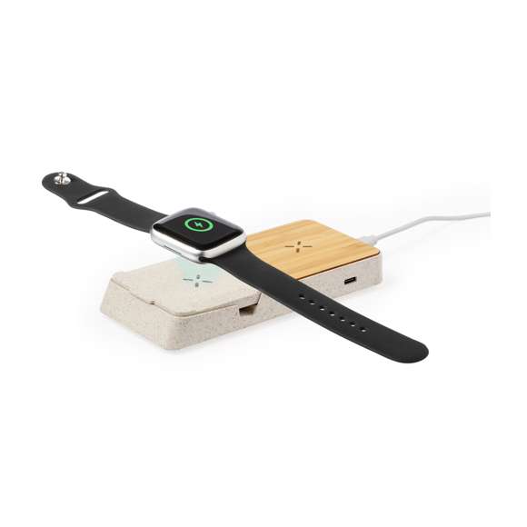 Completo cargador inalámbrico 15W con soporte fabricado en combinación de caña de trigo y bambú. Diseñado para la carga simultánea del smartphone o smartwatch, y auriculares, tanto de forma inalámbrica como a través de su puerto Tipo C: una estación de carga todo en uno, versátil y con soporte para smartphone o tablet. Presentada en atractiva caja individual de diseño kraft y disponible manual de instrucciones en español e inglés.La caña de trigo fomenta la utilización de materias primas naturales, reduciendo así las emisiones contaminantes.Materiales como el bambú fomentan la utilización de materias primas naturales, reduciendo las emisiones contaminantes. Proviene de una planta de gran resistencia y versatilidad, con crecimiento y regeneración rápidos, siendo una excelente alternativa al uso de madera tradicional.Fabricado conforme a los estándares RoHS y en cumplimiento con los siguientes requisitos de seguridad:Sistema de protección contra sobrecalentamiento.Sistema de protección contra sobrecarga.Sistema de bloqueo para evitar cortocircuitos.