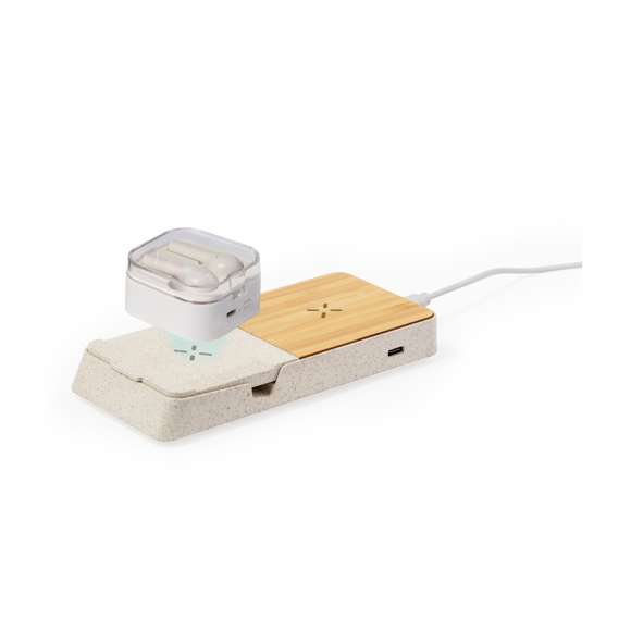 Completo cargador inalámbrico 15W con soporte fabricado en combinación de caña de trigo y bambú. Diseñado para la carga simultánea del smartphone o smartwatch, y auriculares, tanto de forma inalámbrica como a través de su puerto Tipo C: una estación de carga todo en uno, versátil y con soporte para smartphone o tablet. Presentada en atractiva caja individual de diseño kraft y disponible manual de instrucciones en español e inglés.La caña de trigo fomenta la utilización de materias primas naturales, reduciendo así las emisiones contaminantes.Materiales como el bambú fomentan la utilización de materias primas naturales, reduciendo las emisiones contaminantes. Proviene de una planta de gran resistencia y versatilidad, con crecimiento y regeneración rápidos, siendo una excelente alternativa al uso de madera tradicional.Fabricado conforme a los estándares RoHS y en cumplimiento con los siguientes requisitos de seguridad:Sistema de protección contra sobrecalentamiento.Sistema de protección contra sobrecarga.Sistema de bloqueo para evitar cortocircuitos.