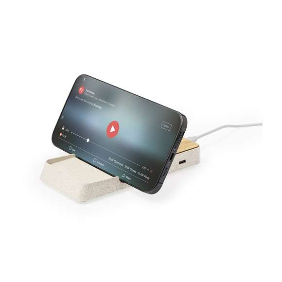 Completo cargador inalámbrico 15W con soporte fabricado en combinación de caña de trigo y bambú. Diseñado para la carga simultánea del smartphone o smartwatch, y auriculares, tanto de forma inalámbrica como a través de su puerto Tipo C: una estación de carga todo en uno, versátil y con soporte para smartphone o tablet. Presentada en atractiva caja individual de diseño kraft y disponible manual de instrucciones en español e inglés.La caña de trigo fomenta la utilización de materias primas naturales, reduciendo así las emisiones contaminantes.Materiales como el bambú fomentan la utilización de materias primas naturales, reduciendo las emisiones contaminantes. Proviene de una planta de gran resistencia y versatilidad, con crecimiento y regeneración rápidos, siendo una excelente alternativa al uso de madera tradicional.Fabricado conforme a los estándares RoHS y en cumplimiento con los siguientes requisitos de seguridad:Sistema de protección contra sobrecalentamiento.Sistema de protección contra sobrecarga.Sistema de bloqueo para evitar cortocircuitos.