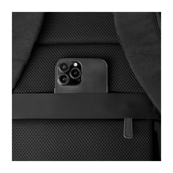 Mochila fabricada en resistente poliéster, dotada de cierre de cremallera de doble tirador y un bolsillo frontal. En su interior, dispone de compartimento acolchado para portátil hasta 15 pulgadas y compartimento para tablet de hasta 10 pulgadas. En el exterior, cuenta con un bolsillo frontal de acceso rápido y otro oculto en la espalda acolchada para guardar objetos de valor, incorporando una cinta para fijarla a las maletas. Sus esquinas reforzadas aportan durabilidad, e incluye asa de transporte, con elegantes accesorios en tono negro. Las cintas de hombros y la espalda son acolchadas y ajustables para mayor comodidad. Presentado en una bolsa individual reciclada.