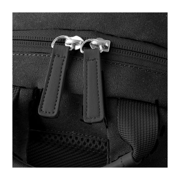 Mochila fabricada en resistente poliéster, dotada de cierre de cremallera de doble tirador y un bolsillo frontal. En su interior, dispone de compartimento acolchado para portátil hasta 15 pulgadas y compartimento para tablet de hasta 10 pulgadas. En el exterior, cuenta con un bolsillo frontal de acceso rápido y otro oculto en la espalda acolchada para guardar objetos de valor, incorporando una cinta para fijarla a las maletas. Sus esquinas reforzadas aportan durabilidad, e incluye asa de transporte, con elegantes accesorios en tono negro. Las cintas de hombros y la espalda son acolchadas y ajustables para mayor comodidad. Presentado en una bolsa individual reciclada.