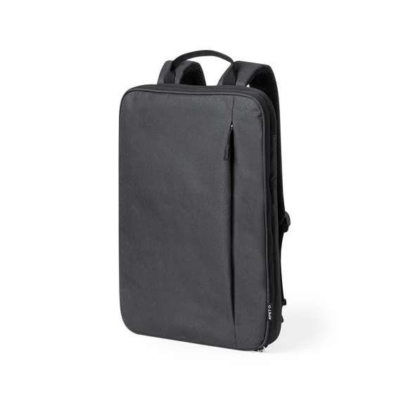 Mochila extensible confeccionada en resistente 600D RPET. Equipada con cierre de cremallera de doble tirador, con posibilidad para ampliar la capacidad. Su interior cuenta con compartimentos acolchados diseñados para tablet de hasta 10 pulgadas y portátil de hasta 15 pulgadas. Las cintas de hombros son acolchadas, ajustables y desmontables, permitiendo guardarlas en el bolsillo trasero. La mochila incluye una cinta para fijarla a las maletas y un asa superior para un fácil transporte en la mano. Logotipo RPET en etiqueta. Presentado en una bolsa individual reciclada. El material RPET se elabora a partir de plástico reciclado, para así fomentar la reutilización de residuos plásticos y ayudar a la sostenibilidad del planeta.