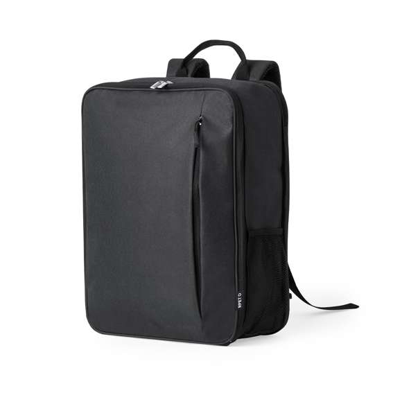 Mochila extensible confeccionada en resistente 600D RPET. Equipada con cierre de cremallera de doble tirador, con posibilidad para ampliar la capacidad. Su interior cuenta con compartimentos acolchados diseñados para tablet de hasta 10 pulgadas y portátil de hasta 15 pulgadas. Las cintas de hombros son acolchadas, ajustables y desmontables, permitiendo guardarlas en el bolsillo trasero. La mochila incluye una cinta para fijarla a las maletas y un asa superior para un fácil transporte en la mano. Logotipo RPET en etiqueta. Presentado en una bolsa individual reciclada. El material RPET se elabora a partir de plástico reciclado, para así fomentar la reutilización de residuos plásticos y ayudar a la sostenibilidad del planeta.