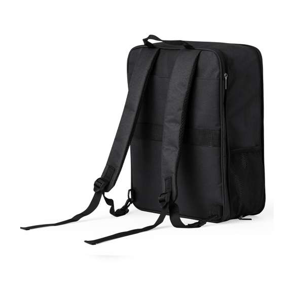 Mochila extensible confeccionada en resistente 600D RPET. Equipada con cierre de cremallera de doble tirador, con posibilidad para ampliar la capacidad. Su interior cuenta con compartimentos acolchados diseñados para tablet de hasta 10 pulgadas y portátil de hasta 15 pulgadas. Las cintas de hombros son acolchadas, ajustables y desmontables, permitiendo guardarlas en el bolsillo trasero. La mochila incluye una cinta para fijarla a las maletas y un asa superior para un fácil transporte en la mano. Logotipo RPET en etiqueta. Presentado en una bolsa individual reciclada. El material RPET se elabora a partir de plástico reciclado, para así fomentar la reutilización de residuos plásticos y ayudar a la sostenibilidad del planeta.