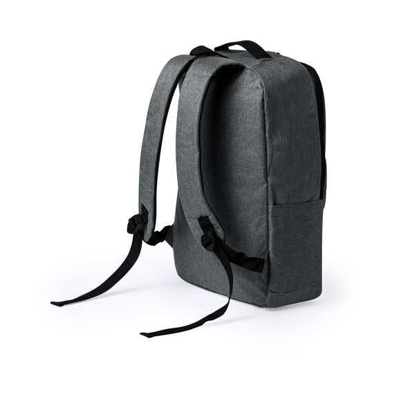 Mochila elaborada en resistente 600D RPET. Equipada con un cierre de cremallera de doble tirador y tres bolsillos frontales de acceso rápido. En su interior, cuenta con compartimentos acolchados diseñados para tablet de hasta 10 pulgadas y portátil de hasta 15 pulgadas. Las cintas de hombros son acolchadas y ajustables para brindar comodidad. Además, presenta una cinta superior y bolsillo lateral para mayor funcionalidad. Disponible en tres elegantes colores, con cremalleras negras. Logotipo RPET en etiqueta. Presentada en una bolsa individual reciclada. El material RPET se elabora a partir de plástico reciclado, para así fomentar la reutilización de residuos plásticos y ayudar a la sostenibilidad del planeta.