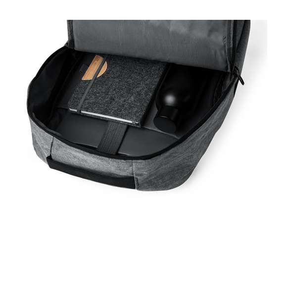 Mochila elaborada en resistente 600D RPET. Equipada con un cierre de cremallera de doble tirador y tres bolsillos frontales de acceso rápido. En su interior, cuenta con compartimentos acolchados diseñados para tablet de hasta 10 pulgadas y portátil de hasta 15 pulgadas. Las cintas de hombros son acolchadas y ajustables para brindar comodidad. Además, presenta una cinta superior y bolsillo lateral para mayor funcionalidad. Disponible en tres elegantes colores, con cremalleras negras. Logotipo RPET en etiqueta. Presentada en una bolsa individual reciclada. El material RPET se elabora a partir de plástico reciclado, para así fomentar la reutilización de residuos plásticos y ayudar a la sostenibilidad del planeta.