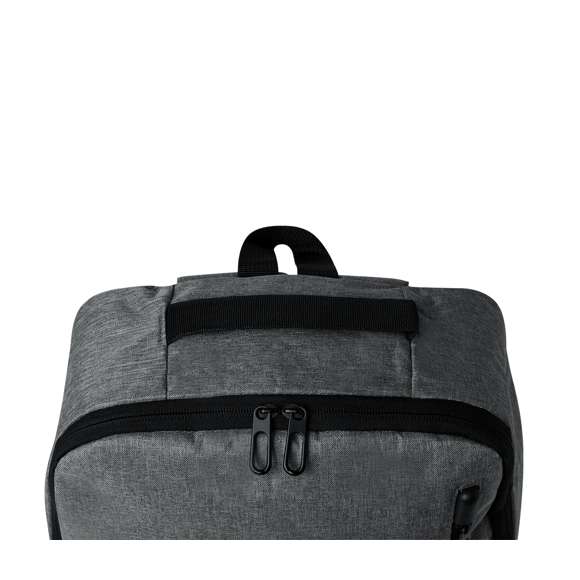 Mochila elaborada en resistente 600D RPET. Equipada con un cierre de cremallera de doble tirador y tres bolsillos frontales de acceso rápido. En su interior, cuenta con compartimentos acolchados diseñados para tablet de hasta 10 pulgadas y portátil de hasta 15 pulgadas. Las cintas de hombros son acolchadas y ajustables para brindar comodidad. Además, presenta una cinta superior y bolsillo lateral para mayor funcionalidad. Disponible en tres elegantes colores, con cremalleras negras. Logotipo RPET en etiqueta. Presentada en una bolsa individual reciclada. El material RPET se elabora a partir de plástico reciclado, para así fomentar la reutilización de residuos plásticos y ayudar a la sostenibilidad del planeta.
