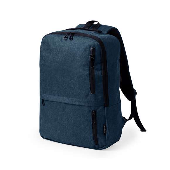 Mochila elaborada en resistente 600D RPET. Equipada con un cierre de cremallera de doble tirador y tres bolsillos frontales de acceso rápido. En su interior, cuenta con compartimentos acolchados diseñados para tablet de hasta 10 pulgadas y portátil de hasta 15 pulgadas. Las cintas de hombros son acolchadas y ajustables para brindar comodidad. Además, presenta una cinta superior y bolsillo lateral para mayor funcionalidad. Disponible en tres elegantes colores, con cremalleras negras. Logotipo RPET en etiqueta. Presentada en una bolsa individual reciclada. El material RPET se elabora a partir de plástico reciclado, para así fomentar la reutilización de residuos plásticos y ayudar a la sostenibilidad del planeta.