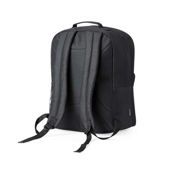 Mochila elaborada en resistente 600D RPET. Cuenta con dos bolsillos centrales con cierre de cremallera de doble tirador y dos bolsillos frontales para un acceso práctico. En su interior, dispone de bolsillo acolchado diseñado para portátil de hasta 15 pulgadas. La espalda y las cintas de hombros están acolchadas y son ajustables, incorporando un tejido transpirable. Además, presenta una cinta superior y un bolsillo lateral de rejilla. Logotipo RPET en etiqueta. Presentada en una bolsa individual reciclada. El material RPET se elabora a partir de plástico reciclado, para así fomentar la reutilización de residuos plásticos y ayudar a la sostenibilidad del planeta.