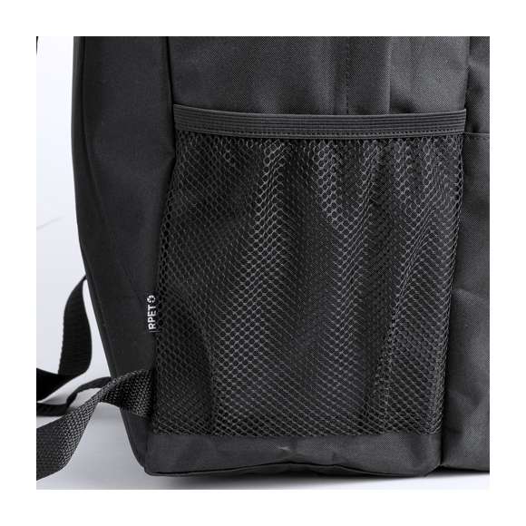 Mochila elaborada en resistente 600D RPET. Cuenta con dos bolsillos centrales con cierre de cremallera de doble tirador y dos bolsillos frontales para un acceso práctico. En su interior, dispone de bolsillo acolchado diseñado para portátil de hasta 15 pulgadas. La espalda y las cintas de hombros están acolchadas y son ajustables, incorporando un tejido transpirable. Además, presenta una cinta superior y un bolsillo lateral de rejilla. Logotipo RPET en etiqueta. Presentada en una bolsa individual reciclada. El material RPET se elabora a partir de plástico reciclado, para así fomentar la reutilización de residuos plásticos y ayudar a la sostenibilidad del planeta.