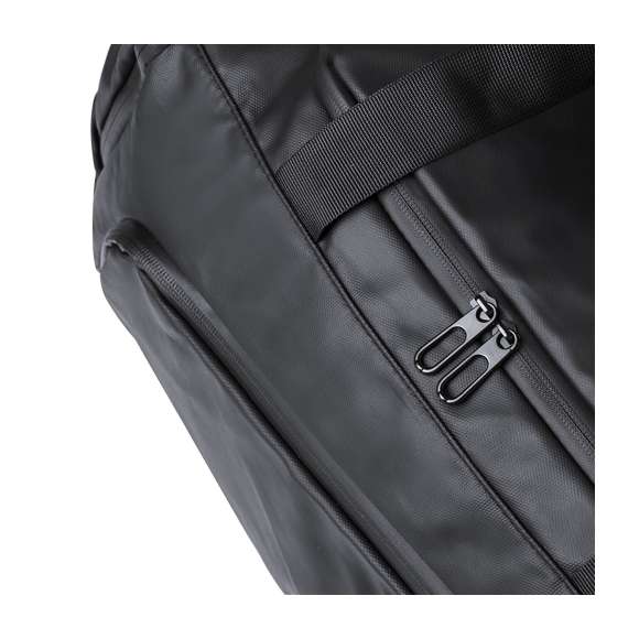 Bolso mochila confeccionado en resistente y suave polipiel. Su compartimento central se cierra mediante cremallera de doble tirador. Además, presenta un bolsillo lateral independiente y uno más en el otro extremo, ambos con cierre de cremallera; y en la base uno especialmente diseñado para zapatos. También incluye bolsillo exterior de rejilla. Ofrece tres opciones de transporte: como mochila, gracias a las asas acolchadas y plegables; como bolso de mano; o bien como bandolera gracias a su cinta para el hombro ajustable. Las cremalleras están discretamente ocultas para un diseño más elegante. Presentado en bolsa individual.