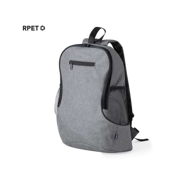 Mochila en resistente 300D RPET. Bolsillo principal y bolsillo frontal con cierre de cremallera. Cintas acolchadas ajustables para hombro y bolsillos de rejilla laterales. Logotipo RPET en etiqueta exterior. Disponible en variada gama de colores con accesorios en negro y embolsada individualmente en bolsa reciclada. El material RPET se elabora a partir de plástico reciclado, para así fomentar la reutilización de residuos plásticos y ayudar a la sostenibilidad del planeta.