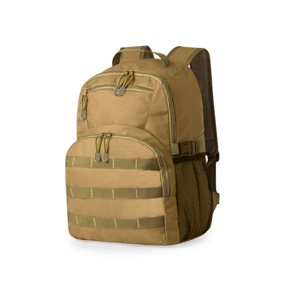 Mochila táctica en resistente poliéster 800D y en tonos marrón arena. Parte frontal con múltiples soportes elásticos para colgar los accesorios necesarios durante la aventura. Compartimento principal con cierre de cremallera de doble tirador y bolsillo. Incluye esquinas reforzadas, asa de transporte y bolsillos laterales de rejilla. Con espalda y cintas de hombros acolchadas y ajustables, presentada individualmente en bolsa reciclada.