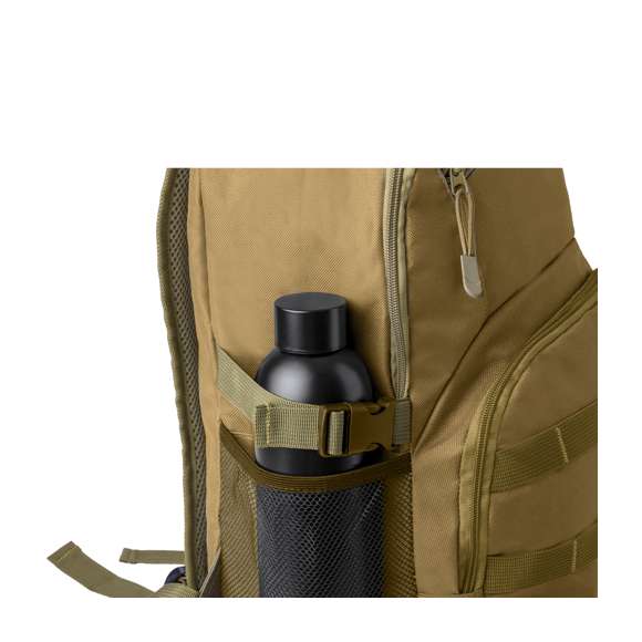 Mochila táctica en resistente poliéster 800D y en tonos marrón arena. Parte frontal con múltiples soportes elásticos para colgar los accesorios necesarios durante la aventura. Compartimento principal con cierre de cremallera de doble tirador y bolsillo. Incluye esquinas reforzadas, asa de transporte y bolsillos laterales de rejilla. Con espalda y cintas de hombros acolchadas y ajustables, presentada individualmente en bolsa reciclada.
