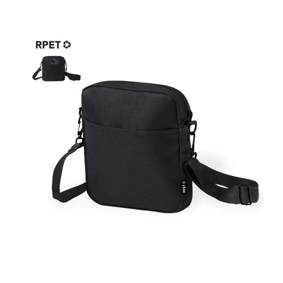 Bandolera confeccionada en poliéster RPET 600D, destacando por su bolsillo central de cierre cremallera y un compartimento frontal de fácil acceso. Equipada con una cinta ajustable para mayor comodidad y una etiqueta distintiva de RPET. Presentada individualmente en bolsa reciclada. El material RPET se elabora a partir de plástico reciclado, para así fomentar la reutilización de residuos plásticos y ayudar a la sostenibilidad del planeta.