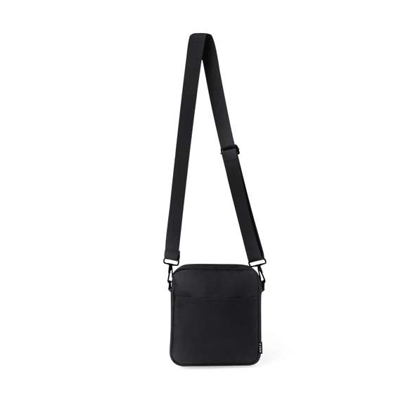 Bandolera confeccionada en poliéster RPET 600D, destacando por su bolsillo central de cierre cremallera y un compartimento frontal de fácil acceso. Equipada con una cinta ajustable para mayor comodidad y una etiqueta distintiva de RPET. Presentada individualmente en bolsa reciclada. El material RPET se elabora a partir de plástico reciclado, para así fomentar la reutilización de residuos plásticos y ayudar a la sostenibilidad del planeta.