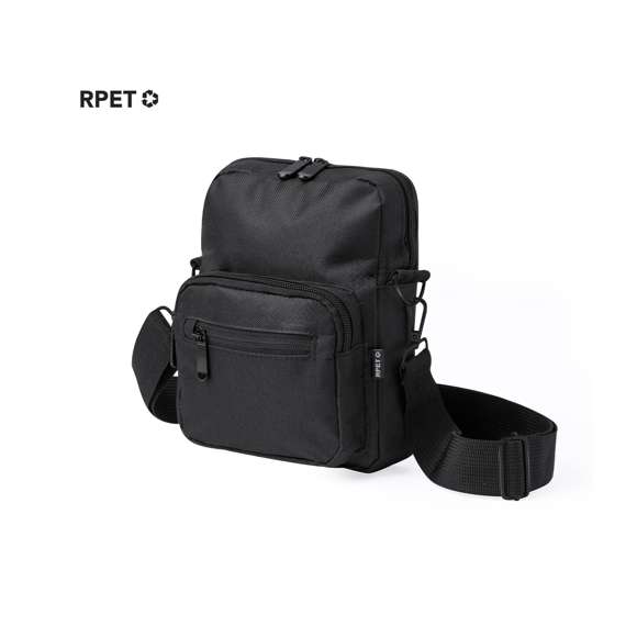 Bandolera confeccionada en poliéster RPET 600D, cuenta con un bolsillo central de cremallera, y doble tirador, con dos compartimentos frontales de rápido acceso con cierre de cremallera. Equipada con una cinta ajustable para mayor comodidad y una etiqueta distintiva de RPET. Presentada individualmente en bolsa reciclada.El material RPET se elabora a partir de plástico reciclado, para así fomentar la reutilización de residuos plásticos y ayudar a la sostenibilidad del planeta.