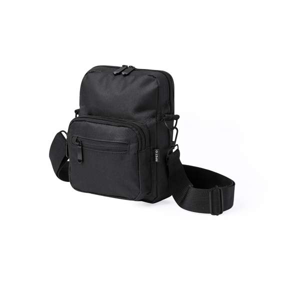 Bandolera confeccionada en poliéster RPET 600D, cuenta con un bolsillo central de cremallera, y doble tirador, con dos compartimentos frontales de rápido acceso con cierre de cremallera. Equipada con una cinta ajustable para mayor comodidad y una etiqueta distintiva de RPET. Presentada individualmente en bolsa reciclada.El material RPET se elabora a partir de plástico reciclado, para así fomentar la reutilización de residuos plásticos y ayudar a la sostenibilidad del planeta.