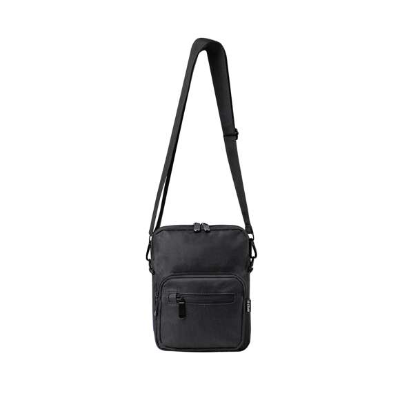 Bandolera confeccionada en poliéster RPET 600D, cuenta con un bolsillo central de cremallera, y doble tirador, con dos compartimentos frontales de rápido acceso con cierre de cremallera. Equipada con una cinta ajustable para mayor comodidad y una etiqueta distintiva de RPET. Presentada individualmente en bolsa reciclada.El material RPET se elabora a partir de plástico reciclado, para así fomentar la reutilización de residuos plásticos y ayudar a la sostenibilidad del planeta.