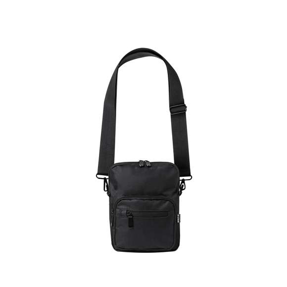 Bandolera confeccionada en poliéster RPET 600D, cuenta con un bolsillo central de cremallera, y doble tirador, con dos compartimentos frontales de rápido acceso con cierre de cremallera. Equipada con una cinta ajustable para mayor comodidad y una etiqueta distintiva de RPET. Presentada individualmente en bolsa reciclada.El material RPET se elabora a partir de plástico reciclado, para así fomentar la reutilización de residuos plásticos y ayudar a la sostenibilidad del planeta.