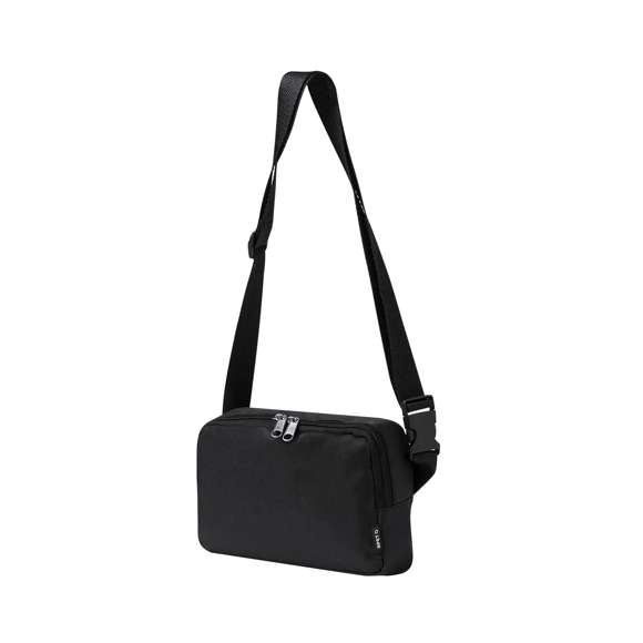 Riñonera de diseño rectangular fabricada en poliéster RPET 600D. Cuenta con un bolsillo central cierre de cremallera, con doble tirador, y cinta ajustable con cierre de hebilla. Además incluye etiqueta distintiva de RPET y viene presentada individualmente en bolsa reciclada.El material RPET se elabora a partir de plástico reciclado, para así fomentar la reutilización de residuos plásticos y ayudar a la sostenibilidad del planeta.