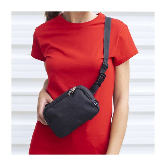 Riñonera de diseño rectangular fabricada en poliéster RPET 600D. Cuenta con un bolsillo central cierre de cremallera, con doble tirador, y cinta ajustable con cierre de hebilla. Además incluye etiqueta distintiva de RPET y viene presentada individualmente en bolsa reciclada.El material RPET se elabora a partir de plástico reciclado, para así fomentar la reutilización de residuos plásticos y ayudar a la sostenibilidad del planeta.