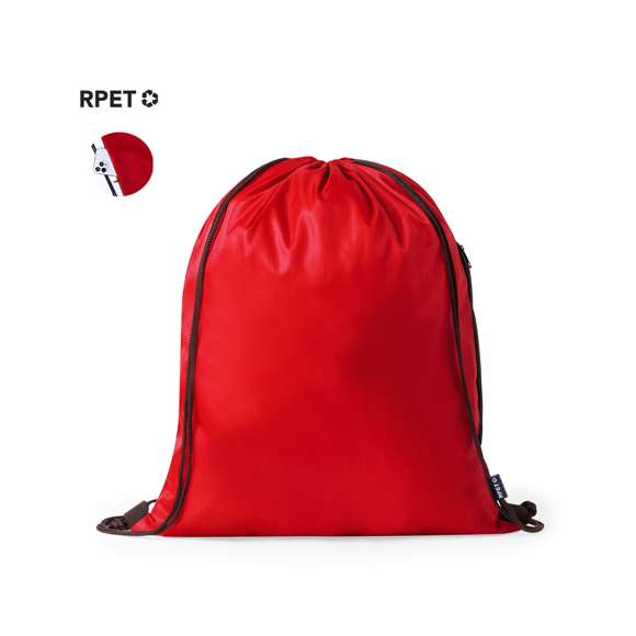 Mochila de cuerdas fabricada en suave poliéster RPET 210T. Cuenta con cuerdas de autocierre en argollas de tela. Incluye un bolsillo lateral con cierre de cremallera en negro, a juego con las cuerdas. Logotipo RPET en etiqueta lateral y está disponible en una variada gama de colores (color blanco especialmente fabricado para marcaje en sublimación).El material RPET se elabora a partir de plástico reciclado, para así fomentar la reutilización de residuos plásticos y ayudar a la sostenibilidad del planeta.