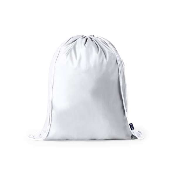 Mochila de cuerdas fabricada en suave poliéster RPET 210T. Cuenta con cuerdas de autocierre en argollas de tela. Incluye un bolsillo lateral con cierre de cremallera en negro, a juego con las cuerdas. Logotipo RPET en etiqueta lateral y está disponible en una variada gama de colores (color blanco especialmente fabricado para marcaje en sublimación).El material RPET se elabora a partir de plástico reciclado, para así fomentar la reutilización de residuos plásticos y ayudar a la sostenibilidad del planeta.