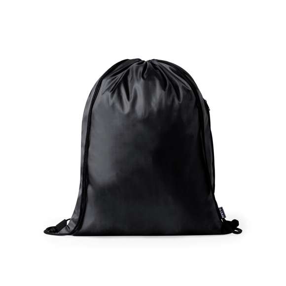 Mochila de cuerdas fabricada en suave poliéster RPET 210T. Cuenta con cuerdas de autocierre en argollas de tela. Incluye un bolsillo lateral con cierre de cremallera en negro, a juego con las cuerdas. Logotipo RPET en etiqueta lateral y está disponible en una variada gama de colores (color blanco especialmente fabricado para marcaje en sublimación).El material RPET se elabora a partir de plástico reciclado, para así fomentar la reutilización de residuos plásticos y ayudar a la sostenibilidad del planeta.