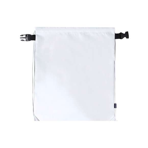 Mochila de cuerdas en suave poliéster RPET 210T. Con cierre de hebilla de seguridad y cuerdas autocierre. Con esquinas reforzada, argollas metálicas y etiqueta exterior con logotipo RPET. Disponible en variada gama de colores (color blanco especialmente fabricado para impresión en sublimación).El material RPET se elabora a partir de plástico reciclado, para así fomentar la reutilización de residuos plásticos y ayudar a la sostenibilidad del planeta.