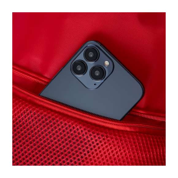 Mochila de cuerdas fabricada en suave poliéster RPET 210D. Cuenta con cuerdas de autocierre negras en argollas de tela. Incluye un bolsillo frontal de rejilla con cierre de cremallera a juego. Logotipo RPET en etiqueta lateral y está disponible en una variada gama de colores (color blanco especialmente fabricado para marcaje en sublimación).El material RPET se elabora a partir de plástico reciclado, para así fomentar la reutilización de residuos plásticos y ayudar a la sostenibilidad del planeta.