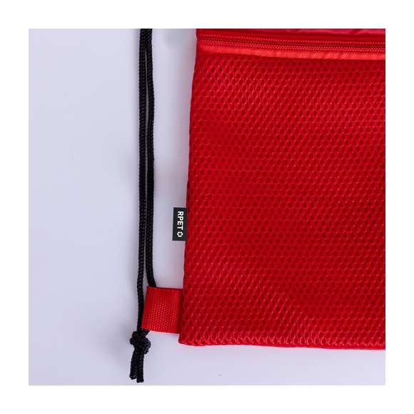 Mochila de cuerdas fabricada en suave poliéster RPET 210D. Cuenta con cuerdas de autocierre negras en argollas de tela. Incluye un bolsillo frontal de rejilla con cierre de cremallera a juego. Logotipo RPET en etiqueta lateral y está disponible en una variada gama de colores (color blanco especialmente fabricado para marcaje en sublimación).El material RPET se elabora a partir de plástico reciclado, para así fomentar la reutilización de residuos plásticos y ayudar a la sostenibilidad del planeta.