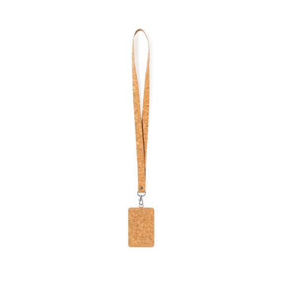 Identificador lanyard fabricado en corcho. Suave cordón hecho con corcho natural con cierre de mosquetón giratorio y un portatarjetas con ventanilla de PVC. Elaborado con elementos vegetales para así fomentar la utilización de materias primas naturales y reducir las emisiones contaminantes.