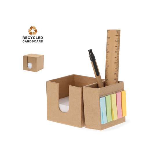 Portanotas fabricado en cartón reciclado. Práctico cubo desplegable con 320 hojas de 7,5x7,5 cm y 125 mininotas adhesivas de 1,5x5cm en variados colores, con práctico hueco para usar como lapicero. El cartón reciclado proviene del reaprovechamiento de excedente de fabricaciones y reciclaje de papel en el final de su vida útil, convirtiéndose en un lienzo ecológico y sostenible.