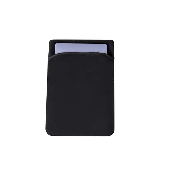 Práctica funda de ordenador portátil fabricada en soft shell. Capacidad para un portátil máximo de 15 pulgadas en color negro.
