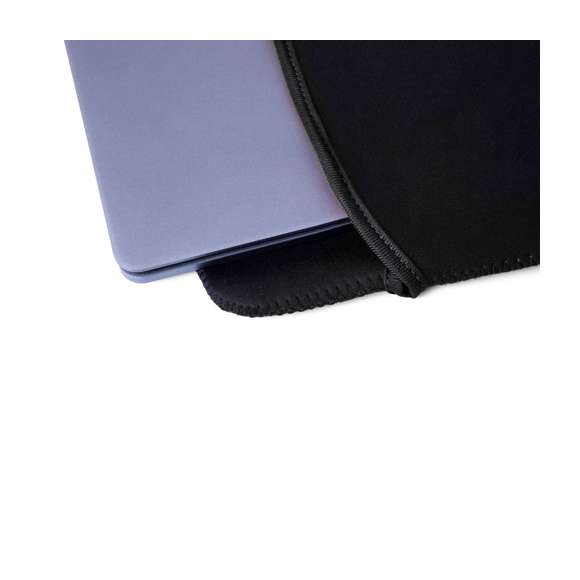 Práctica funda de ordenador portátil fabricada en soft shell. Capacidad para un portátil máximo de 15 pulgadas en color negro.