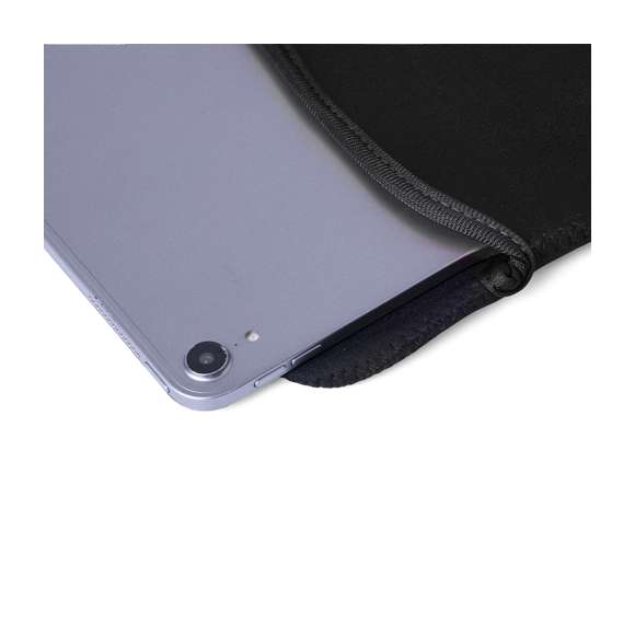 Práctica funda de tablet fabricada en soft shell. Capacidad para una tablet máximo de 10 pulgadas en color negro.