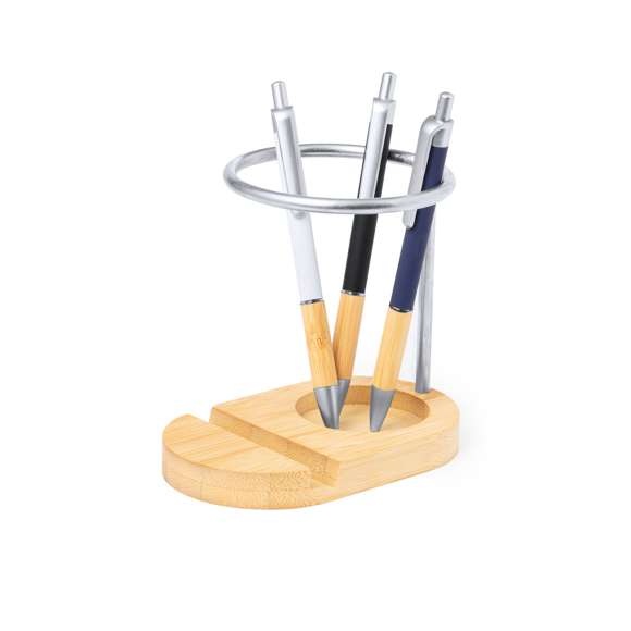 Lapicero con soporte fabricado en bambú y acero inox. De diseño minimalista, con base fabricada en bambú y estructura metálica. Presentado en una caja de diseño kraft. Materiales como el bambú fomentan la utilización de materias primas naturales, reduciendo las emisiones contaminantes. Proviene de una planta de gran resistencia y versatilidad, con crecimiento y regeneración rápidos, siendo una excelente alternativa al uso de madera tradicional.