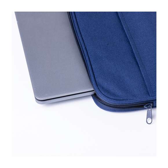 Útil funda de ordenador portátil hecha en algodón reciclado. Compartimento principal acolchado de hasta 14 pulgadas fabricado en algodón 100% reciclado, con etiqueta distintiva. Disponible en elegantes colores y presentado en una bolsa individual reciclada. Elaborado con elementos vegetales para así fomentar la utilización de materias primas naturales y reducir las emisiones contaminantes.