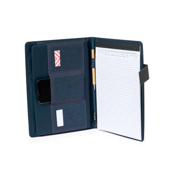 Práctica carpeta fabricada en RPET 600D. Con un interior eficiente que incluye compartimentos para 4 tarjetas, 3 bolsillos elásticos para dispositivos móviles, y un amplio espacio para folios. Este organizador también presenta un práctico soporte para bolígrafos y un bloc de notas con 20 hojas a rayas. Puede mantenerse cerrado de manera segura gracias a su solapa imantada. Disponible en elegantes colores y presentado individualmente en bolsa reciclada. El material RPET se elabora a partir de plástico reciclado, para así fomentar la reutilización de residuos plásticos y ayudar a la sostenibilidad del planeta.