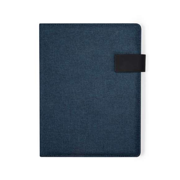 Práctica carpeta fabricada en RPET 600D. Con un interior eficiente que incluye compartimentos para 4 tarjetas, 3 bolsillos elásticos para dispositivos móviles, y un amplio espacio para folios. Este organizador también presenta un práctico soporte para bolígrafos y un bloc de notas con 20 hojas a rayas. Puede mantenerse cerrado de manera segura gracias a su solapa imantada. Disponible en elegantes colores y presentado individualmente en bolsa reciclada. El material RPET se elabora a partir de plástico reciclado, para así fomentar la reutilización de residuos plásticos y ayudar a la sostenibilidad del planeta.