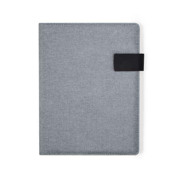 Práctica carpeta fabricada en RPET 600D. Con un interior eficiente que incluye compartimentos para 4 tarjetas, 3 bolsillos elásticos para dispositivos móviles, y un amplio espacio para folios. Este organizador también presenta un práctico soporte para bolígrafos y un bloc de notas con 20 hojas a rayas. Puede mantenerse cerrado de manera segura gracias a su solapa imantada. Disponible en elegantes colores y presentado individualmente en bolsa reciclada. El material RPET se elabora a partir de plástico reciclado, para así fomentar la reutilización de residuos plásticos y ayudar a la sostenibilidad del planeta.