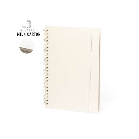 Libreta de anillas doble metálicas A5 con tapas duras fabricado a partir de cartones de leche reciclados. Interior con 80 hojas color natural a una raya microperforadas y elástico de cierre en color natural. Logotipo Recycled Milk Carton en contra portada y presentada en bolsa individual reciclada.Los cartones de leche se componen en su mayor parte de cartón y aluminio. Durante su proceso de reciclado, se separan los distintos materiales del envase para su reutilización y nuevo uso, contribuyendo así a recorrer el camino infinito de la economía circular. Este material se caracteriza por su alto grado de reciclabilidad, así como por su ligereza y resistencia.